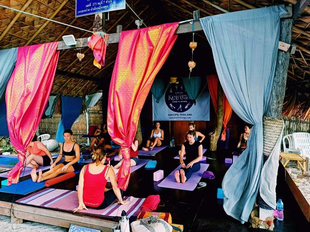 泰國麗貝島特色旅行項目:海灘瑜伽館Keirita's Yoga，體驗大海自然瑜伽