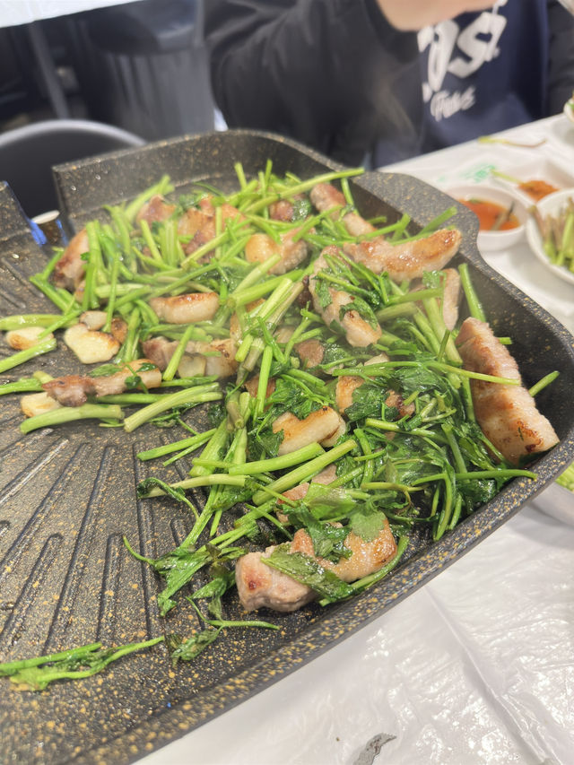 韓國首爾｜弘大 水芹菜烤豬肉 The Grazing Pig 풀뜯는돼지 吃草的豬烤肉