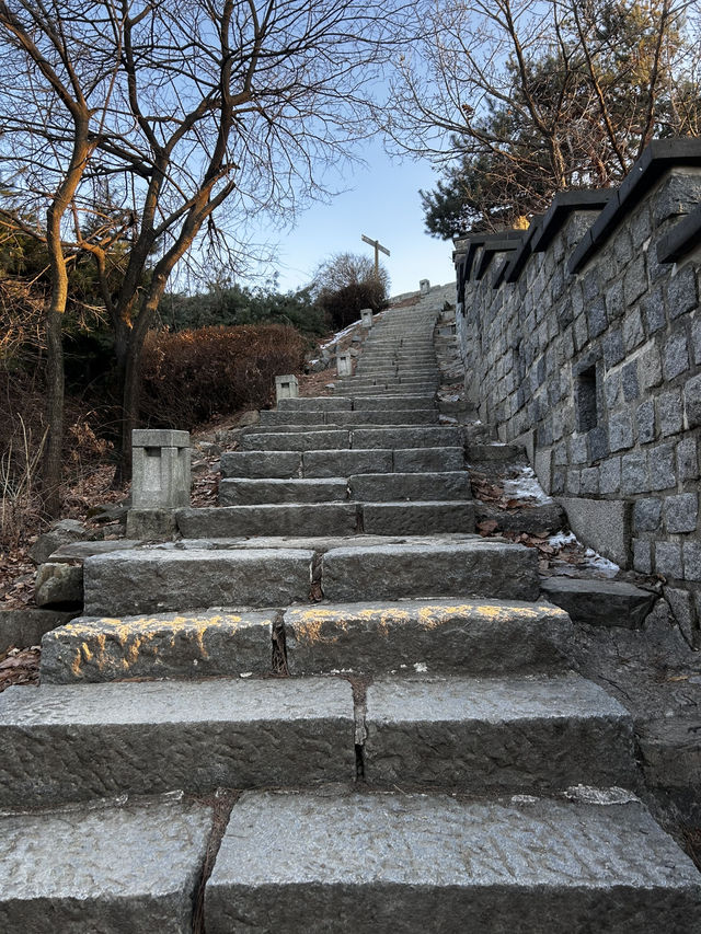성곽길 산책중 탁 트인 전망과 역사적 분위기를 동시에 즐기기 좋은 서이치🇰🇷