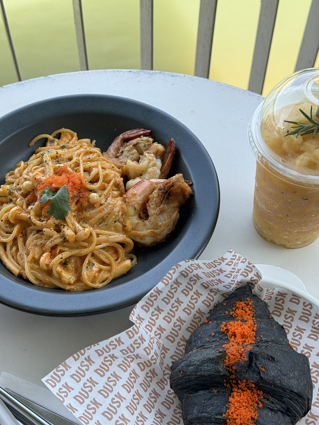 Dusk Cafe คาเฟ่ริมแม่น้ำสายบุรี