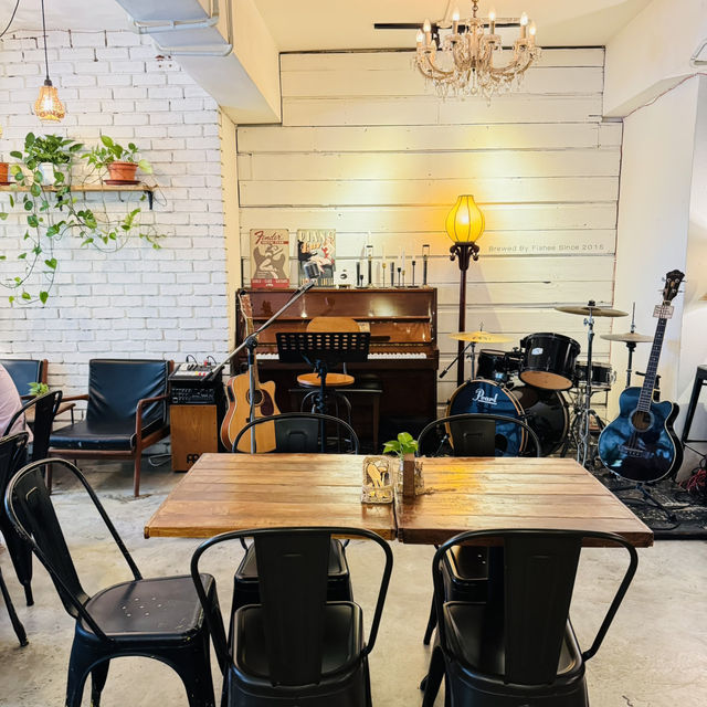 Hidden Jazz Haven: Fishee Coffee’s Soulful Nights