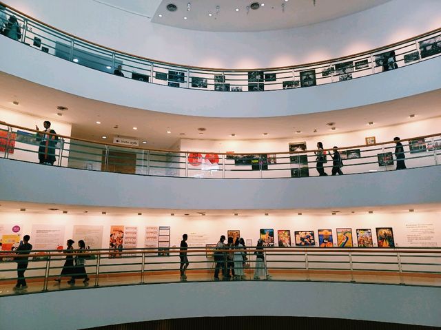 泰國曼谷市中心著名藝術展覽美術館景點：曼谷文化藝術中心 ，適合打卡拍照📸