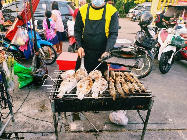 泰國曼谷市中心著名寺廟夜市Wat Ruak Bang Bamru market，靠近mrt地鐵站，純本地人夜市