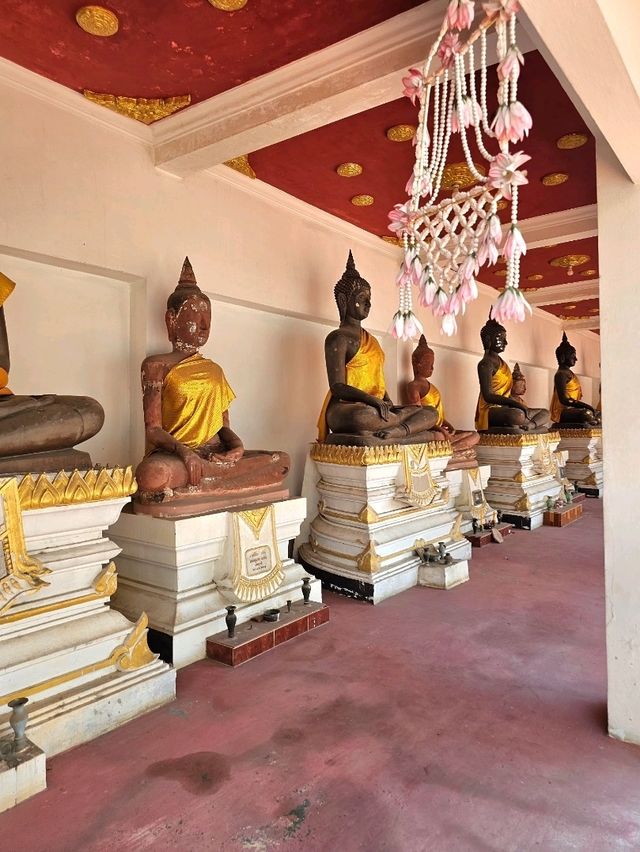 วัดมหาธาตุวรวิหาร สักการะพระปรางค์เก่าแก่