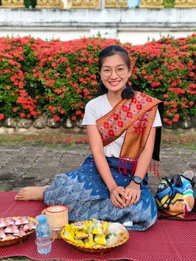 ตักบาตรข้าวเหนียววัดหลวงปากเซ ไหว้ศาลหลักเมือง