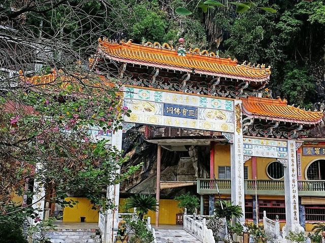  Sam Poh Tong Temple: Ipoh’s Serene Cave Sanctuary 🏞️