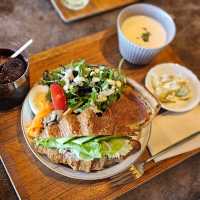 [表参道]広々とした癒しの空間で食べる健康的なランチ[uni]