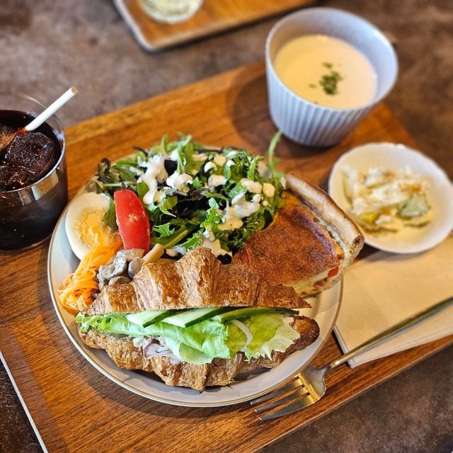 [表参道]広々とした癒しの空間で食べる健康的なランチ[uni]