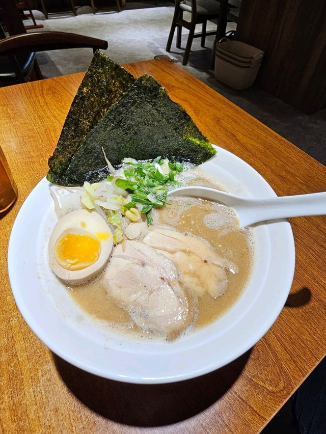 花蓮〔麵屋心〕拉麵，一碗濃郁湯頭的深夜慰藉。