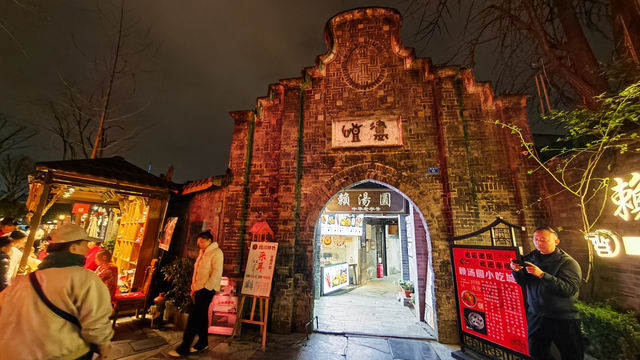 Wide and Narrow Alleys in Chengdu