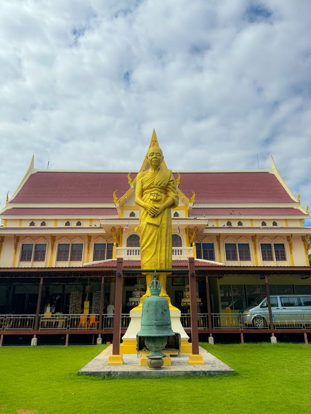ไหว้หลวงพ่อคูณ ด้วยความศรัทธา ที่วัดบ้านไร่