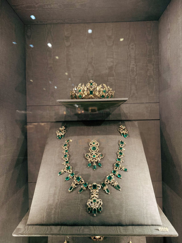 ครั้งหนึ่งในชีวิต ชม Royal Crown ที่ Rosenburg
