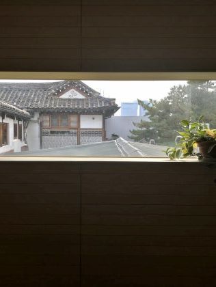 고즈넉한 기와뷰를 보며 커피를 마실 수 있는 북촌 카페