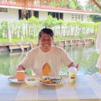 ร้านอาหารเหนือเมืองแปดริ้ว