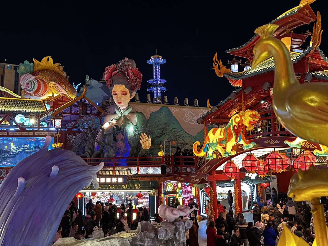 青島明月山海經不夜城是以《山海經》神話世界為主題的複合文化旅遊景區，是傳統與現代交融的夜間旅遊勝地。這裡有以朱雀、青龍、白虎、玄武四大神獸為主題的街道、四個大舞台、17個藝術表演空間，還有約20種遊樂設施和各種主題表演。這裡也是美食家的熱門去處，因為他們可以品嚐來自全國各地和國外的各種街頭美食。 ￼

地址：中國山東省青島市城陽區河套路五祖路五號路口
中文地址：山東省青海市第五大街5號￼

營業時間：週一至週五 16:00-23:00，週末及旺季（7月1日後）11:00-23:00￼

入場費：免費

交通：地鐵8號線紅島站B出口步行約900公尺￼

夜景很美，還有各種表演和體驗，建議下午5點以後去😊🩷#青島旅遊#ChinaTravelMoment#青島夜景#青島明月山之夜海邊之夜#明月山之夜海邊之夜