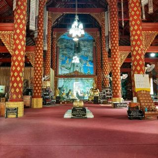 A temple where the principal Buddha statue does not have a base to support it.