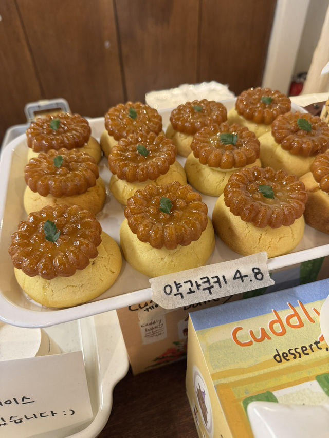 お花がたくさん飾られているフラワーカフェ💐