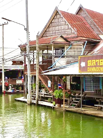 運河のある街 タイの昔ながらの風景に出会える、魅力たっぷりの水上マーケット体験
