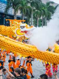 尖東星光大道一連9日，熱鬧狂歡🎉「龍舟嘉年華」  今年端午節相當好氣氛，尖東星光大道相當熱鬧，香港旅遊發展局喺尖東打造1連9日「龍舟嘉年華」，橫跨兩個週末，喺尖東以「龍舟美食街」打響頭炮，各式美食、