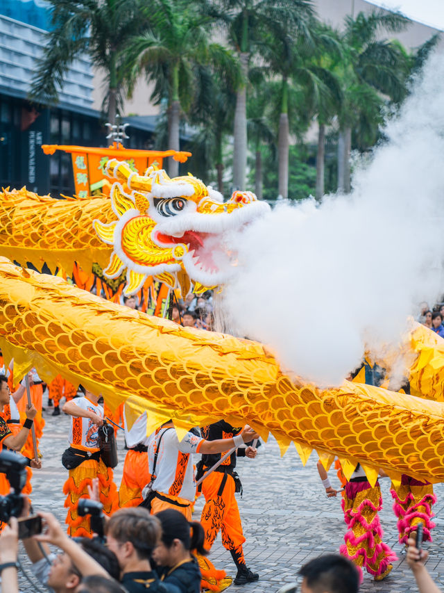 尖東星光大道一連9日，熱鬧狂歡🎉「龍舟嘉年華」  今年端午節相當好氣氛，尖東星光大道相當熱鬧，香港旅遊發展局喺尖東打造1連9日「龍舟嘉年華」，橫跨兩個週末，喺尖東以「龍舟美食街」打響頭炮，各式美食、