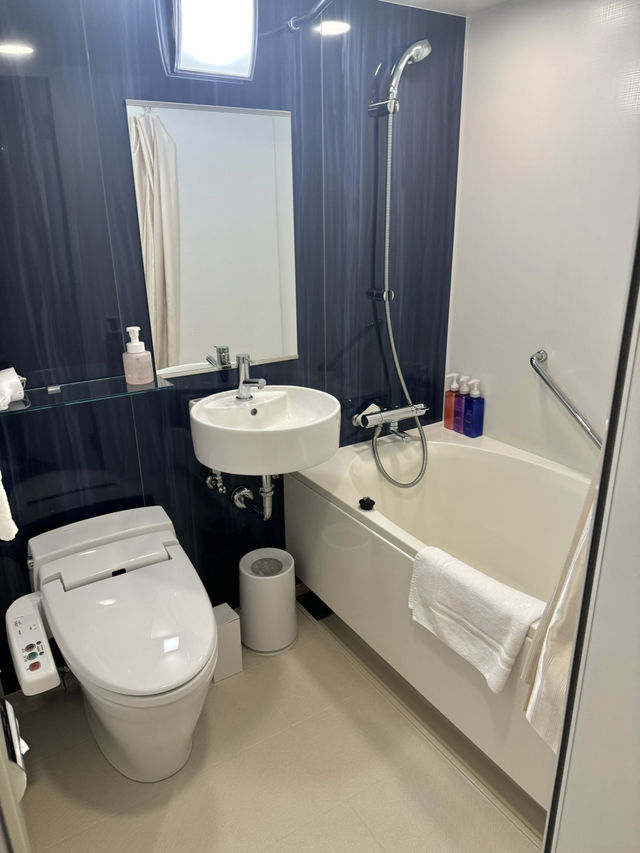 🏨✨ Stay Like a Local at Tokyo — Convenience, Comfort & City Views All in One! 🗼🛍️