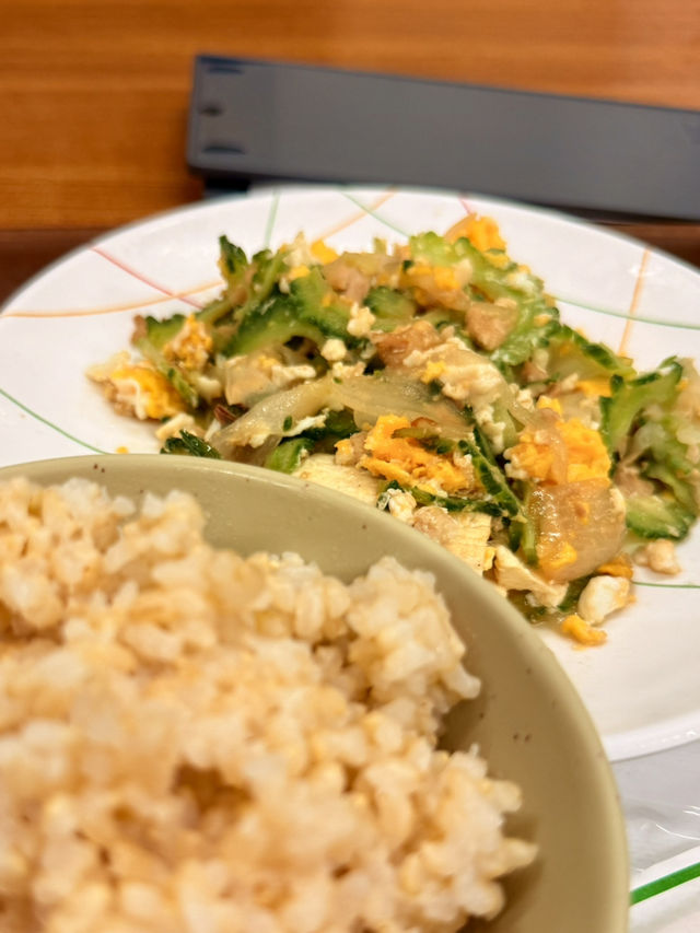 沖繩｜像回阿嬤家吃飯的花笠食堂 一盤濃縮近代歷史的炒苦瓜