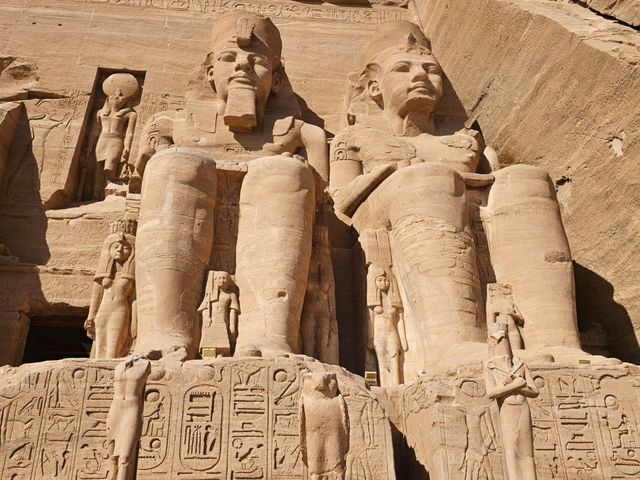🛕 사막 끝에서 만난 이집트의 기적 – 아부심벨 신전 🇪🇬