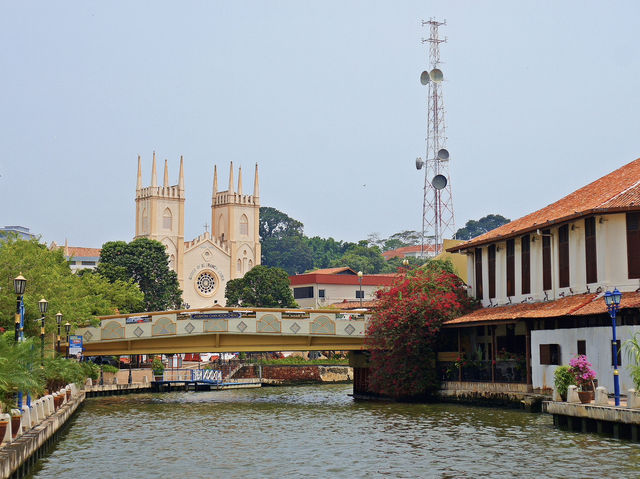 🌊 Malacca River Walk – Two Worlds in One Stroll 