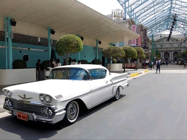 Hollywood Glamour at Universal Studios Singapore!