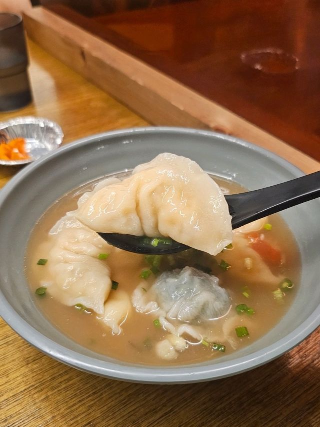 多款不同口味的大大隻餃子加靈魂辣菜脯，食過返尋味