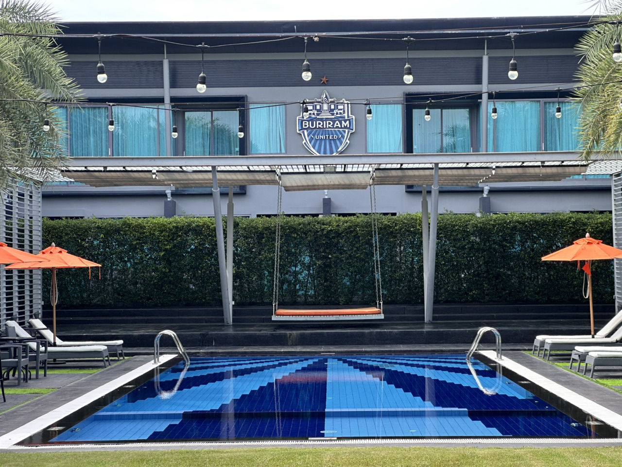 Amari Buriram United: Ngủ ở rìa sân bóng như một cầu thủ chuyên nghiệp