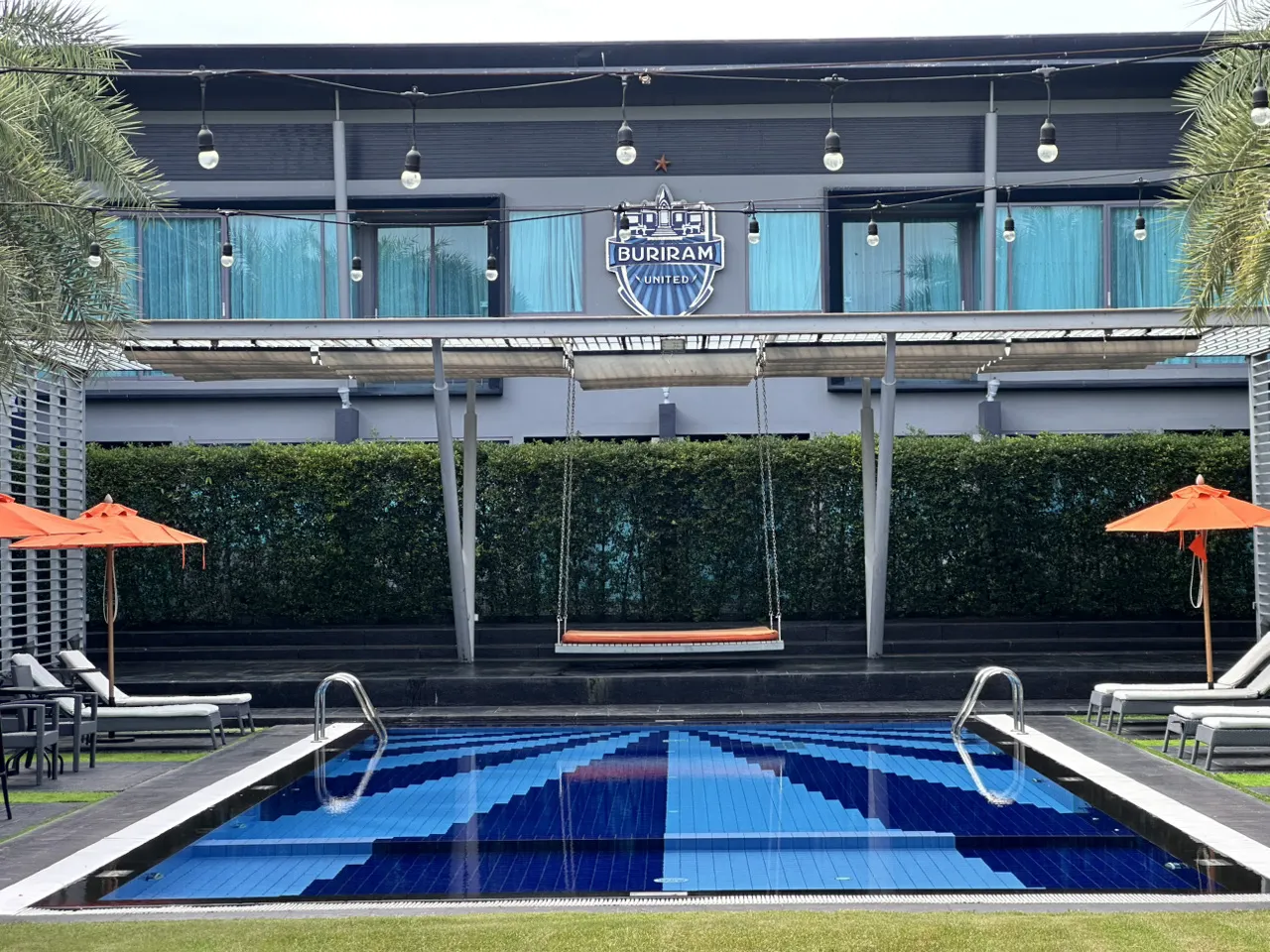Amari Buriram United: Sleep on the edge of the football field like a phi