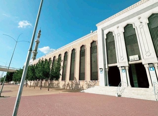Serenity in the Sands – An-Namirah Mosque!