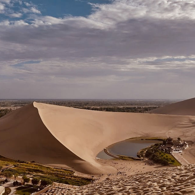 🏜️ Mingsha Mountain & Crescent Spring: Dunhuang’s Desert Mirage – A Complete Guide 🏜️ Mingsha Mountain & Crescent Spring: Dunhuang’s Desert Mirage – A Complete Guide