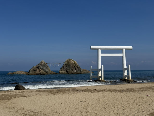 踏浪夕陽間，感受永恆的祝福：福岡糸島二見浦夫妻岩之心靈行旅