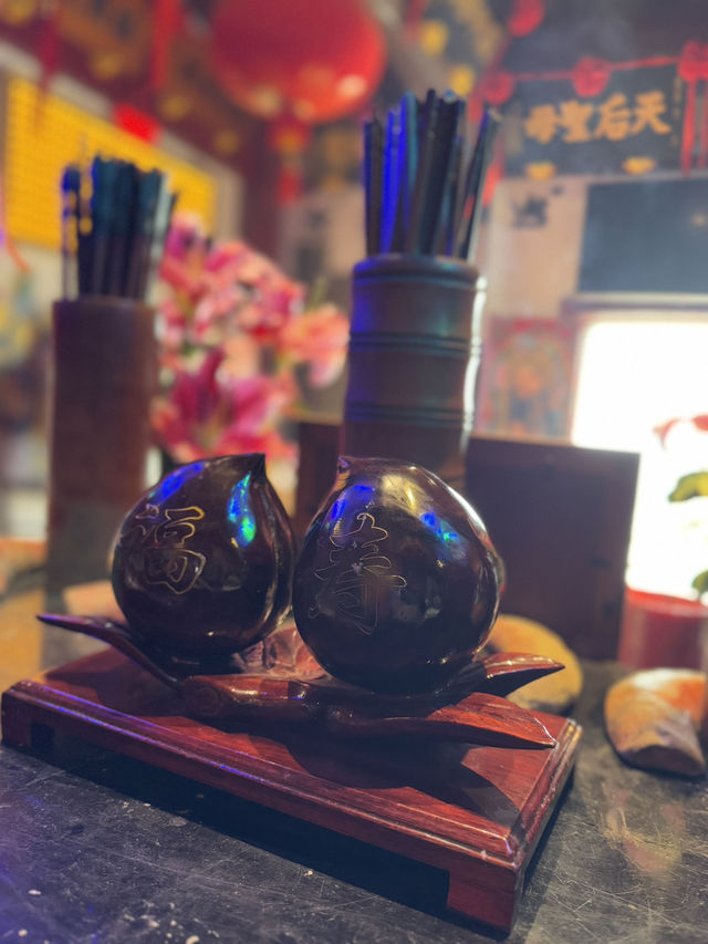 馬祖北竿|芹壁天后宮:依山傍海的信仰歸處,在香煙裊裊裡聽見海的回聲 馬祖北竿|芹壁天后宮:依山傍海的信仰歸處,在香煙裊裊裡聽見海的回聲