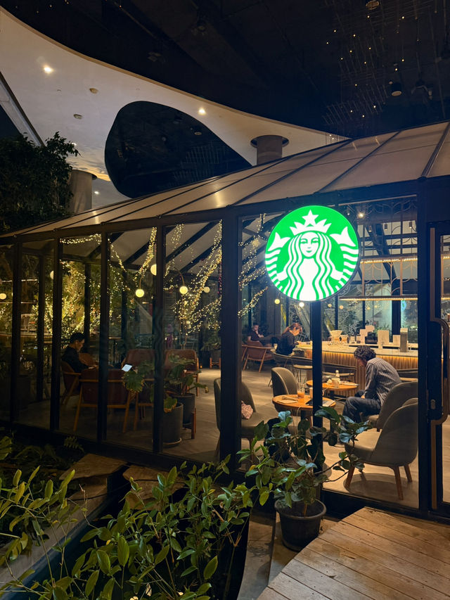 “Starbuck At Emquartier🍵” 