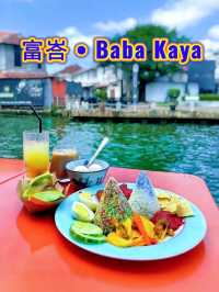 🥪☕🥦🌶️🍜🫛🥃🍗🥒🍛Savouring Local Delights at a Cozy Riverside Cafe in Malacca.