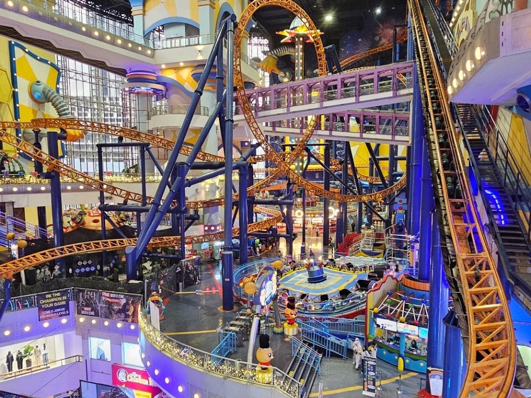 Membeli tiket di trip.com benar-benar pilihan terbaik—harga lebih murah DAN penukaran tiket yang super mudah! 🎫✨ Serius, kenapa bayar lebih kalau bisa hemat DAN tanpa ribet?

Setiap wahana di Berjaya Times Square Theme Park sangat seru, baik Anda datang bersama anak-anak atau hanya ingin bernostalgia menjadi anak-anak lagi (orang dewasa, jangan pura-pura tidak antusias)! Wahana mobil kuning itu adalah pemanasan yang paling lucu sebelum melanjutkan ke petualangan yang lebih gila. 🚗💛

Lapar? 🙋‍♀️ Tenang saja! Taman ini penuh dengan tempat makan, jadi Anda bisa mengisi energi kapan saja saat lapar melanda. Tips pro: jangan lewatkan roller coaster dalam ruangan—benar-benar memacu adrenalin. Siap-siap teriak seru dan senyum lebar! 🎢😱

Tips lokasi: Berjaya Times Square Theme Park berada di Level 5, Berjaya Times Square, 1, Jln Imbi, Imbi, 55100 Kuala Lumpur, Malaysia. Jam buka: 12:00–21:00 (Senin–Jumat), 11:00–21:00 (Sabtu–Minggu). Jadi, hujan atau cerah, ini adalah tempat nongkrong terbaik—datang saja kapan saja untuk hari yang bebas khawatir.

Harga masuk hanya RM90, dan memesan melalui trip.com benar-benar tips tiket termudah untuk akses cepat dan penghematan yang terjamin. Masukkan tempat ini ke daftar wajib kunjungan bersama teman, bawa keluarga, atau datang sendiri untuk kesenangan spontan. Siapa yang siap untuk putaran kedua?