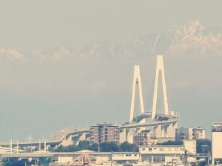 🏞️ 新湊大橋：絕佳的立山遠景拍攝地點 🌅✨