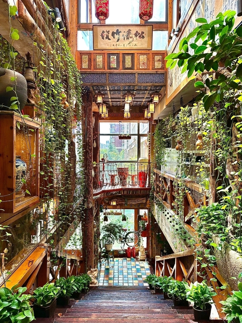 offers a unique experience where you can enjoy hotpot amidst exquisite porcelain art!
📍 Harbin is a must-visit destination! It offers free attractions and delicious food. This recommended spot showcases valuable art pieces such as Ming Dynasty blue-and-white porcelain vases, dragon cloud-patterned jars, the hanging scroll 'Eight Immortals Crossing the Sea,' and ancient halls resembling Lijiang town — perfect for leisurely exploration and photography.
The hotpot set for two costs 188 yuan, with generous portions that are more than enough for two people. 🍲

🍽 Menu Highlights:
- Spicy lotus root with okra — crispy with a refreshing tangy sauce
- Beef — perfectly marbled, not greasy
- Lamb — no gamey smell
- Handmade fresh noodles — chewy and delicious, especially with sesame dip
- Hotpot soup with small crabs — naturally sweet and fresh
- Hawthorn — sweet and sour, great for cutting through richness
Overall, dining here feels like enjoying hotpot in a 'traditional wooden house,' warm and cozy with a delightful ambiance.

📍 Location: 哈尔滨 · 山海关蓝白瓷博物馆餐厅
Harbin · Shanhaiguan Blue & White Porcelain Museum Restaurant

🚇 How to get there (easiest way):
From downtown Harbin, take Metro Line 1 or 2 → get off at Harbin Railway Station, then take a taxi or Didi to the restaurant (about 10–15 minutes). If coming from Central Street (Zhongyang Street), a taxi ride takes ~20 minutes.

⭐ The restaurant is located within the old town tourist zone, inside the museum. It's easy to find with clear Chinese signage.