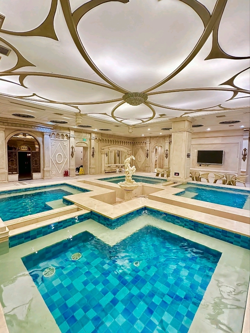 Who would have thought that Harbin has such a grand bathhouse! Walking in feels like stepping into an old European bathhouse (like ancient Greek style).
The ceiling is incredibly high, adorned with beautiful plasterwork and glittering golden chandeliers. The onsen pools are as spacious as those in a 6-star hotel.

Bathing zone – Warm and comfortable water, large tubs in various styles, crystal clear and clean.
Milk & rose bath – Perfect for photos, feels like a luxurious spa but at a friendly price.
Buffet – Hot dishes are constantly replenished, fresh fruits are excellent and generously served.
Walking zone – Ancient-style halls, truly reminiscent of Europe.
You can spend an entire day here without feeling guilty!

If you're visiting Harbin and want to relax your body + enjoy luxury at a great value = this is the place to be!

📍 Location in China: 哈尔滨·圣龙馨水汇