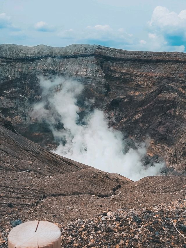Peer into the Abyss: The Hardcore Guide to Mount Aso’s Active Crater 🌋💨🚨