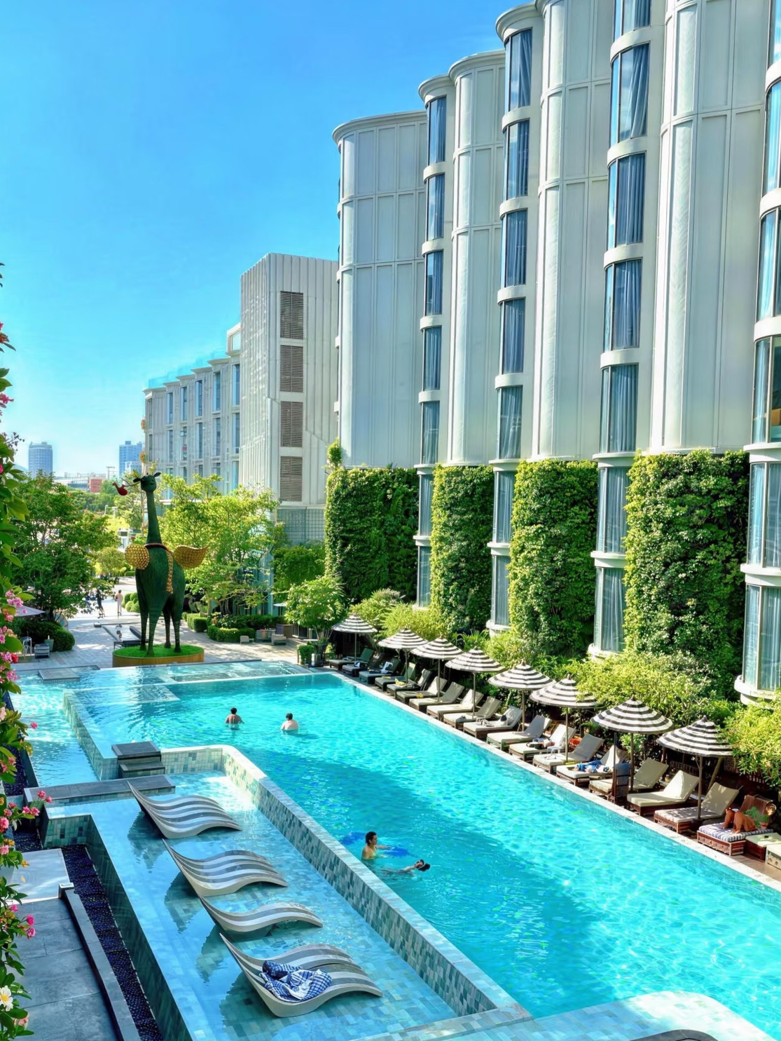 Bangkok! Hotel favoritku banget 🏨 Sempurna untuk keluarga dengan anak-anak!

· Hotel tepi sungai baru di Bangkok ini benar-benar permata tersembunyi!

Kemewahan ala Prancis + pemandangan Sungai Chao Phraya yang tak tertandingi – setiap foto adalah mahakarya!

= Buka jendela Anda dan Anda akan melihat Sungai Chao Phraya 🌊 – pemandangannya menakjubkan!

Hotel ini memiliki dermaga pribadi ⛵️ yang membuat perjalanan perahu sangat nyaman dan cara yang bagus untuk menghindari kemacetan lalu lintas Bangkok!

Desainnya sangat bergaya; patung kelinci hijau raksasa 🐰 di lobi dan di tepi kolam renang sangat indah dan fotogenik!

· 【Panduan Lokasi】 Hotel ini terletak di area Charoen Krung di sepanjang Sungai Chao Phraya di Bangkok, sebuah oasis ketenangan di tengah kota yang ramai. 🚶♀️ Hotel ini berada dalam jarak berjalan kaki dari Asiatique The Riverfront Night Market yang populer, sempurna untuk berbelanja dan makan malam. Ingin mengunjungi landmark klasik seperti Grand Palace, Wat Pho, dan Wat Arun? Hotel ini berlokasi strategis dekat dengan tempat-tempat wisata tersebut, mudah diakses dengan perahu antar-jemput atau taksi – transportasi yang sangat fleksibel!

· 【Alasan untuk Merekomendasikan】
🌟 Desain yang Elegan: Desain keseluruhannya merupakan perpaduan sempurna antara kemewahan Prancis dan pengaruh Thailand, dari lobi hingga kamar. Patung kelinci hijau besar di lobi utama wajib dikunjungi untuk berfoto!

🌟 Pemandangan Sungai yang Luar Biasa: Banyak kamar memiliki jendela dari lantai hingga langit-langit atau balkon yang menghadap Sungai Chao Phraya, terutama kamar-kamar luas dengan pemandangan sungai. Pemandangan lampu dan perahu di seberang sungai pada malam hari sangat romantis.

🌟 Fasilitas Ramah Keluarga: Sempurna untuk keluarga dengan anak-anak! Terdapat klub anak-anak, kolam renang anak-anak, dan ruang bermain, yang menjamin banyak kesenangan bagi anak-anak.

· 【Permata Tersembunyi yang Tak Terduga】

🌅 Jangan lupa bangun pagi untuk sarapan dengan pemandangan sungai! Restoran terletak di tepi sungai; nikmati hidangan Anda sambil menyaksikan perahu-perahu berlayar – pengalaman liburan yang benar-benar menenangkan.

🏊 Bersantai di tepi kolam renang di sore hari: Kolam renang mungkin tidak besar, tetapi dirancang dengan indah dengan kursi santai dan tanaman hijau yang rimbun di sekitarnya. Nikmati minuman, bersantai, atau berfoto – sungguh menyenangkan.

🛳️ Manfaatkan layanan perahu antar-jemput gratis: Hotel ini memiliki dermaga pribadi. Anda dapat naik perahu ke Dermaga Jembatan Taksin untuk naik BTS Skytrain atau ke pusat perbelanjaan ICONSIAM di seberang sungai. Ini jauh lebih cepat daripada taksi dan memiliki pesona yang unik!

📸 Jangan lupa berfoto di lobi dan area lainnya: Hotel itu sendiri seperti galeri seni, dengan tangga spiral, dinding hijau, dan kelinci raksasa yang ikonik. Setiap sudutnya indah dan sempurna untuk berfoto, jadi jangan lupa bawa pakaian terbaikmu!

· 🏨 Nama hotel di kolom komentar!

· #PariwisataThailand #RekomendasiHotelBangkok #HotelChaolamRiverview #ResortBangkok #HotelBangkok #HotelChaolamRiver #DestinasiWisataJauh