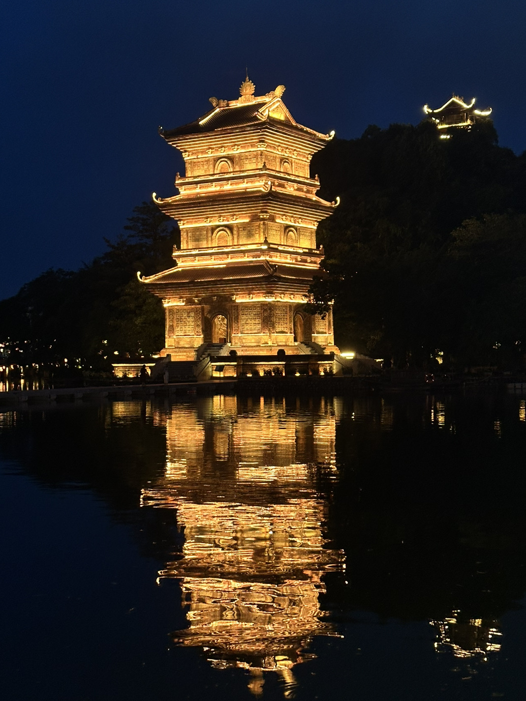 🏮✨ Hoa Lu Old Town: Ninh Binh’s Most Magical Night! 🇻🇳🚣‍♀️