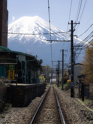 📸🗻 富士山を背景にしたストリートフォトグラフィー – 日本で最も象徴的な背景