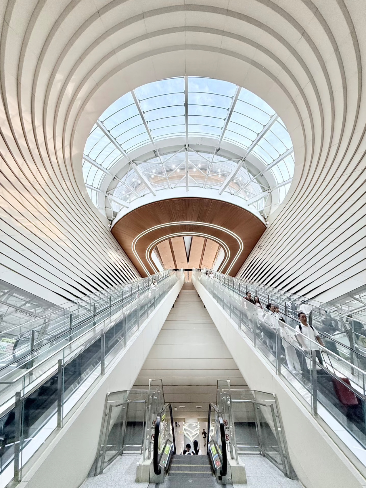 If you're landing at Chongqing Jiangbei Airport and staying around Jiefangbei, I highly recommend not rushing to hail a DiDi. Taking the Metro from the airport to the city is significantly cheaper.

If you're at T3, just follow the Metro signs down to the B1 level and hop on Line 10. The fare to the city center is about 5–7 RMB. The route I usually take is Line 10, transfer to Line 6 at Hongtudi, and get off at Xiaoshizi. From there, you can easily walk to Jiefangbei or Hongyadong. The whole trip takes around 50–60 minutes.

Compared to getting a DiDi or a taxi, taking the Metro is definitely a better deal, especially if you're traveling solo. You'll save dozens of RMB and won't have to stress about Chongqing's notorious traffic jams.

Another heads-up: make sure to double-check your terminal before your trip. The airport has both T2 and T3, with T3B being an extension of T3A. If your flight departs from Gates J/K/L/M, you'll need to take the automated people mover inside the airport, but don't worry, it's free of charge.

If you're carrying multiple large suitcases or arriving super late at night, I'd suggest taking a DiDi for convenience. However, if you're on a budget and have the time, the Metro is still my top choice.

Budget-friendly fare to the city: Around 5–7 RMB
Travel time: Around 50–60 minutes
My top recommended route: Metro Line 10 → Line 6 → Xiaoshizi → Walk to Jiefangbei