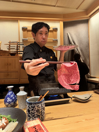 原來係香港食壽喜燒都可以咁好服務又儀式感滿滿。

山形縣風格日本高湯冷稻庭烏冬
稻庭烏冬滑順帶有彈牙口感,靈魂在於濃郁鮮美的日本高湯,搭配秋葵的黏滑、海苔的鹹香以及水茄子的清甜爽口,極致清爽開胃。

蟹肉茶碗蒸
蛋蒸得如絲網般滑嫩無瑕,上面的蟹肉份量誠意十足,帶來滿滿的海洋鮮甜。

A5大分和牛 & A4薩摩和牛壽喜燒(各60g)
店家特別選用了兩種不同產地與等級的和牛,讓口感層次更為豐富:

A5 大分和牛
霜降油脂分佈極為漂亮,入口即化,伴隨著濃郁爆發的脂香與壽喜燒甜潤醬汁交融。
A4 薩摩和牛
肉質相對結實一些,肉味更為濃郁突出,完全不會感到油膩。

北海道夢美人白米飯、味噌湯及漬物
米飯光澤飽滿,帶有淡淡自然甜味。舀上一勺浸滿和牛油脂與醬汁的蛋液淋在熱氣騰騰的米飯上,簡直讓人停不下筷子。搭配溫熱的味噌湯與清爽解膩的漬物,為正餐畫上完美句點。

抹茶雪糕配紅豆
微苦而濃郁的抹茶雪糕,搭配綿密香甜的紅豆,苦甜平衡得啱啱好。

📍中川 
銅鑼灣開平道1號Cubus 3樓B號舖
