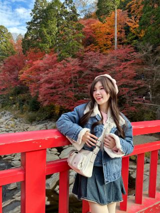 🇯🇵 Let's go see the autumn leaves in Japan! At KORANKEI 🍁✨ If you're planning a trip to Japan to see the autumn foliage, add this to your list! 🍁 Korankei Valley is a very popular spot for viewing autumn leaves, located in Toyota City, Aichi Prefecture. The Tomoe River flows through the valley ⛰️🏞️🍁 The autumn foliage here is around mid-November, with over 4,000 momiji (Japanese maple) trees showcasing vibrant red, orange, and yellow colors throughout the valley. A highlight here is the Taigetsukyo Bridge 🌁, a signature bridge that makes for incredibly beautiful photos. During the autumn foliage season, they hold the KORANKEI MOMIJI FESTIVAL 🎉, featuring numerous food stalls selling famous mochi (rice cakes), grilled unagi (eel), sweet potatoes, and much more. If you're looking for a beautiful place to see autumn leaves in Japan, this is it! Add this to your list! 🥳📍Location: KORANKEI P.S. Traffic was terrible when I went! Anyone planning to go should allow extra travel time. #travelplan #japanautumnleaves #wheretogoonholiday #traveljapan #Japan #japantravel #korankei