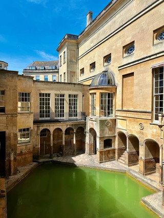 Bath, a classic city in England.
Bath is situated on the banks of the Avon River and is a UNESCO World Heritage Site. The Roman Baths are a very popular (and peaceful) tourist attraction.
The buildings and designs evoke a sense of how people lived in the past.
#England